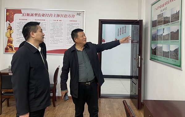 2022年11月9日 ，浉河區(qū)工會(huì)胡華庭主席來信陽市廣義茶葉有限公司慰問全國勞模李廣義同志，并傳達(dá)黨的二十大精神。