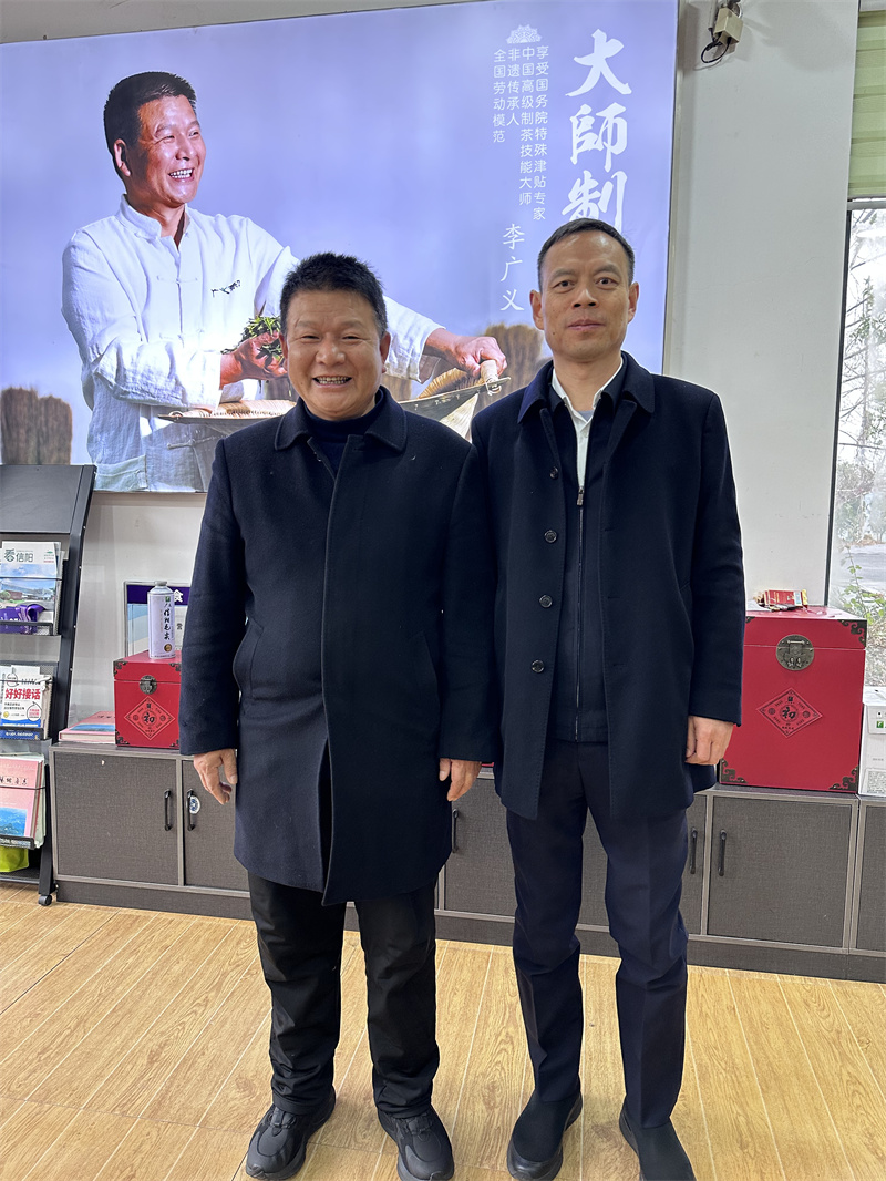 2025年1月23日上午，信陽(yáng)市委常務(wù)副市長(zhǎng)秦保健來(lái)公司看望一線全國(guó)勞模李廣義