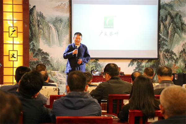 2025年10月16日，湖北黃岡麻城茶葉同行來園區(qū)參觀學(xué)習(xí)，李總給大家做詳細的經(jīng)驗分享